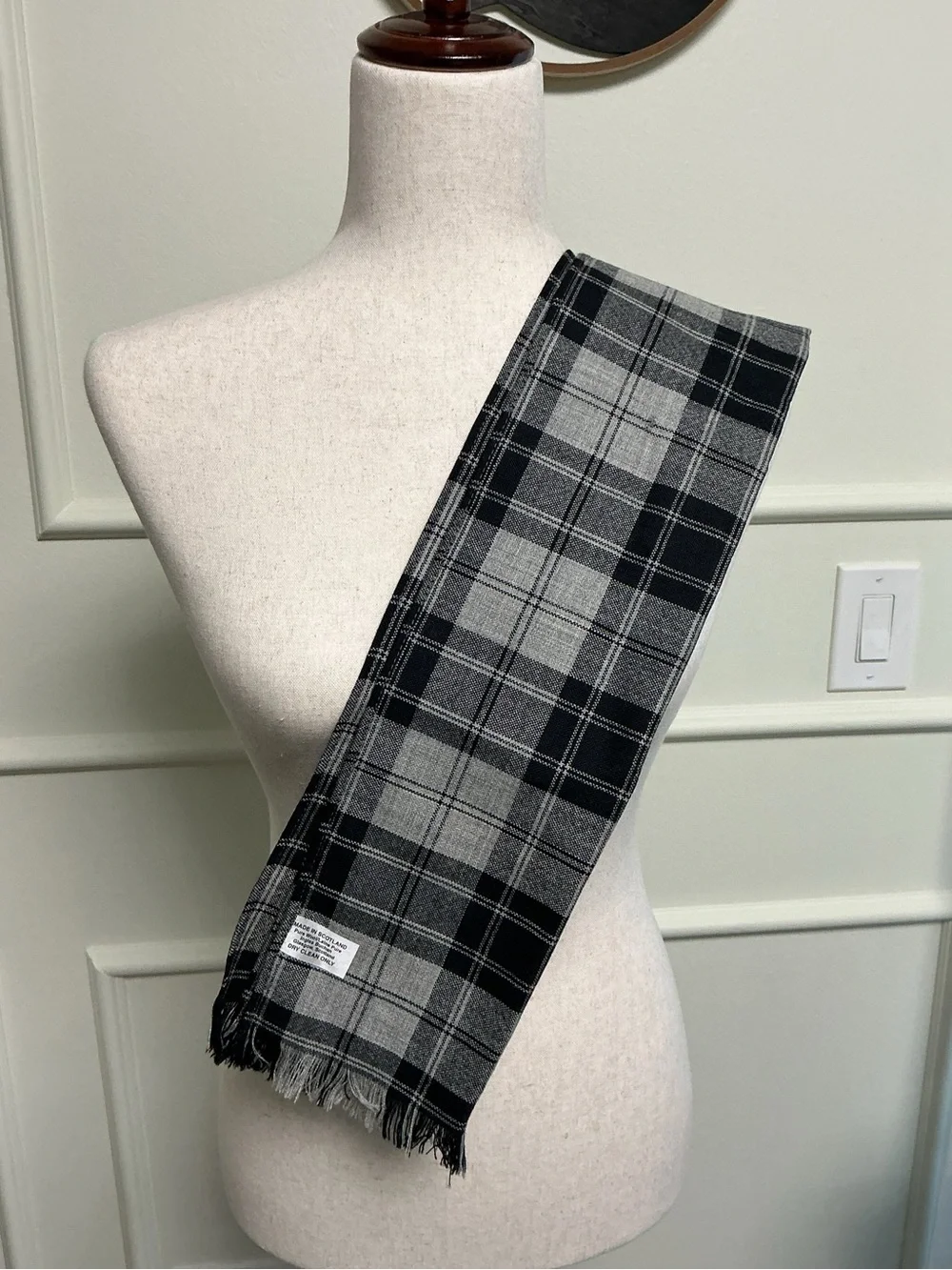 Ingles Buchan Pure Wool Men’s Scarf🧣Black Gray Plaid Classic Winter 54x10”